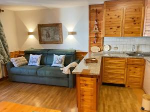 een woonkamer met een groene bank in een keuken bij Il rifugio del Bianco in Courmayeur