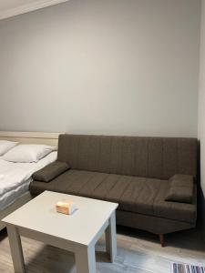 een woonkamer met een bank en een salontafel bij Elite guest house in Pʼarakʼar