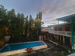 Bazén v ubytování Hotel y Restaurante Casa Jardines nebo v jeho okolí