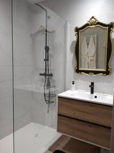 Phòng tắm tại Maison d'hôtes Près de la Grenouillère