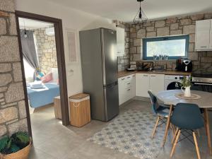 Nhà bếp/bếp nhỏ tại Anasa Rustic Villa +32 ảnh