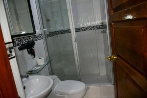 un bagno con doccia, WC e lavandino di Hotel Boutique MIRANDO AL SOL a Ollantaytambo Altre 38 foto