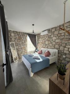 Giường trong phòng chung tại Anasa Rustic Villa