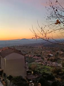 uitzicht op de stad bij zonsondergang bij Ape Regina in Nerola