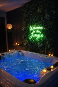 Billede fra billedgalleriet på Ô Spa Privatif - Luxury Suite - JACUZZI-SAUNA-NETFLIX-FISHSPA-SERVIETTES-PEIGNOIRS-SANDALES-CAFE i Morlanwelz-Mariemont