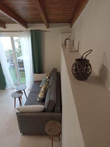 un soggiorno con divano e parete di Vita vi a Afionas