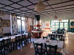 En restaurant eller et andet spisested på Queen Lisbeth Street + 2 billeder