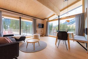 un salon avec un canapé et une table dans l'établissement Hugo und Pepi Appartements, à Mittelberg