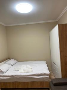 una camera da letto con un letto con due asciugamani sopra di Elite Guesthouse a Pʼarakʼar