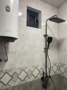una doccia con una porta in vetro in un bagno di Elite Guesthouse a Pʼarakʼar Altre 13 foto