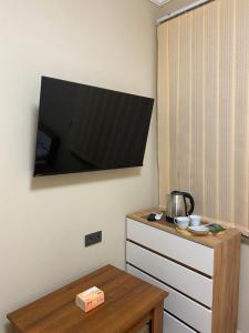 una camera con TV a parete e cassettiera di Elite Guesthouse a Pʼarakʼar