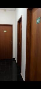un corridoio vuoto con due porte in un edificio di Hotel e Conveniência G3 a Teixeira de Freitas