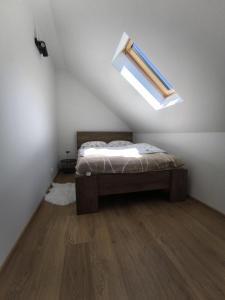 Postel nebo postele na pokoji v ubytování Apartamenty - Stara Stajnia - Na krańcu Świata