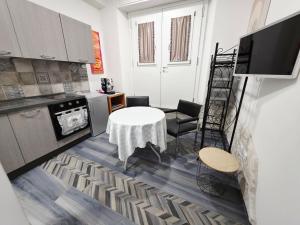 a kitchen with a table and chairs in a room at Casa Vacanze 21 Ventuno in Antrodoco