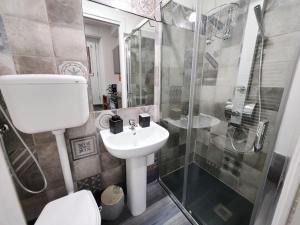 a bathroom with a toilet and a sink and a shower at Casa Vacanze 21 Ventuno in Antrodoco