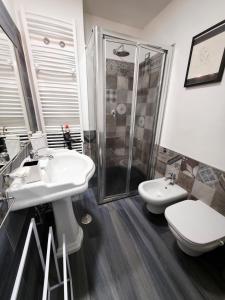 a bathroom with a sink and a shower and a toilet at Casa Vacanze 21 Ventuno in Antrodoco
