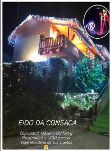 een huis versierd met kerstverlichting en een kerstboom bij Eido da Consaca in Ponteareas