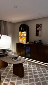 a living room with a desk and a table at مارڤت للإيجار اليومي in Hafr Al-Batin