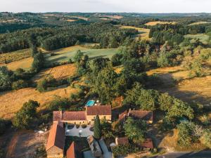 een luchtfoto van een huis in een veld bij MAISON LOU PIADE Sarlat Your Luxury Farm Hôtel & Confidential place to stay in Sarlat in Sarlat-la-Canéda