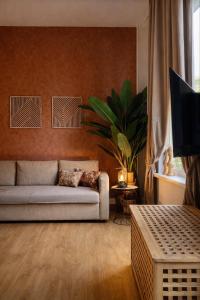 un soggiorno con un divano e una TV di SLEEP INN - Arizona flat with cityview ad Anversa