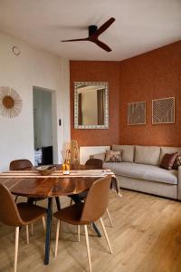 un soggiorno con un tavolo e un divano di SLEEP INN - Arizona flat with cityview ad Anversa