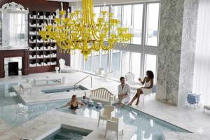 eine Gruppe von Menschen sitzt in einem Raum mit einem Pool in der Unterkunft Waterfront Spacious Luxury 1 Bedroom IconBrickell in Miami