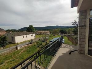 Cảnh núi rừng hoặc tầm nhìn ra núi từ căn hộ