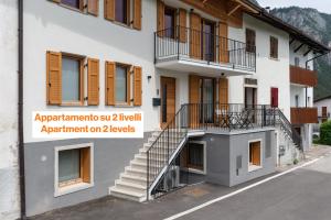 een gebouw met een trap aan de zijkant bij Trilo Larice riflesso in Fai della Paganella