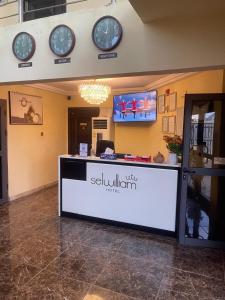 een winkel met klokken aan de muur boven een toonbank bij Selwilliam Hotel Limited in Trofwi