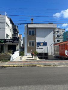een gebouw aan de kant van een straat bij Sol-datelli Apês Floripa in Florianópolis