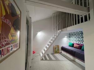 Zimmer mit einem Etagenbett und einer Treppe in der Unterkunft Casa Favelas, Vue Mer, plages et Monaco à pieds in Cap d'Ail