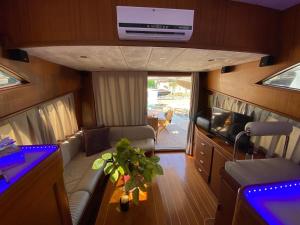 Ein Blick in ein Wohnzimmer in einem Wohnmobil in der Unterkunft Exclusive Yatching in Dalyanköy