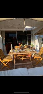 einen Holztisch und Stühle auf einem Boot in der Unterkunft Exclusive Yatching in Dalyanköy
