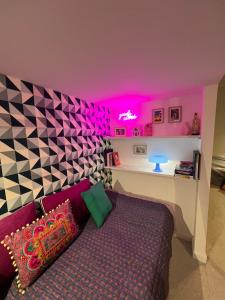 ein Wohnzimmer mit einem Sofa und einem rosa Licht in der Unterkunft Casa Favelas, Vue Mer, plages et Monaco à pieds in Cap d'Ail