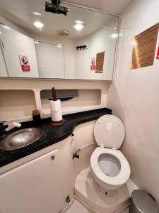 ein kleines Badezimmer mit Toilette und Waschbecken in der Unterkunft Exclusive Yatching in Dalyanköy + 42 Fotos