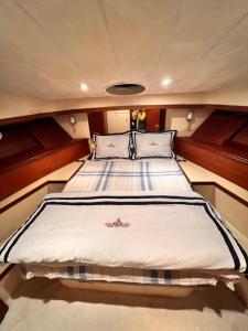 ein Bett in der Mittelkonsole eines Bootes in der Unterkunft Exclusive Yatching in Dalyanköy