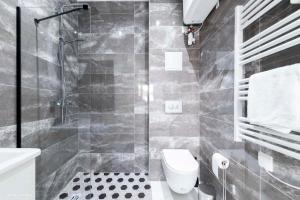 a bathroom with a shower and a toilet and a sink at Moderne Studio proche ORLY- Paris in Paray-Vieille-Poste
