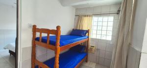 a bedroom with two bunk beds in a room at STO01 - Casa ampla em bairro tranquilo do Guarujá in Guarujá