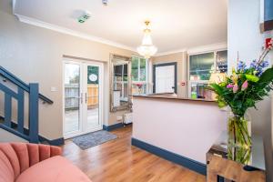 un salon avec un comptoir et un vase de fleurs dans l'établissement Wilson Lodge, à Maidenhead