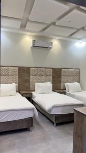 艾卜哈شاليه ريفالا الفاخر的一间设有两张床的客房,并有广告 更多7张照片