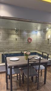 艾卜哈شاليه ريفالا الفاخر的配有木桌椅的餐厅