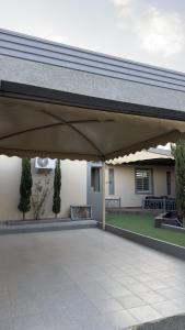 艾卜哈شاليه ريفالا الفاخر的房屋前带遮阳篷的天井