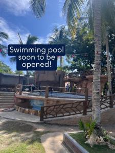 ein Schild mit der Aufschrift „Schwimmbad wird bald eröffnet“ in der Unterkunft Coastal Haven Resort in Siquijor