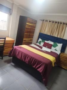 En eller flere senge i et værelse på J & J's Paradise Guesthouse pmb