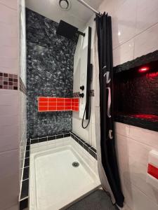 bagno con doccia e vasca di Au cœur de pont a Pont-Sainte-Maxence Altre 33 foto