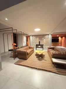 een grote woonkamer met 2 banken en een tafel bij Casa mansa hostel in Maldonado +23 foto's