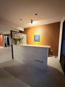 een lobby met receptie in een gebouw bij Casa mansa hostel in Maldonado