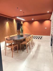 een eetkamer met een tafel en stoelen bij Casa mansa hostel in Maldonado