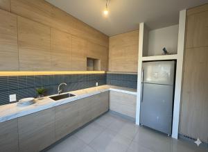 a large kitchen with a sink and a refrigerator at Casa mansa hostel in Maldonado +40 photos
