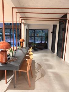een eetkamer met een lange tafel en stoelen bij Casa mansa hostel in Maldonado